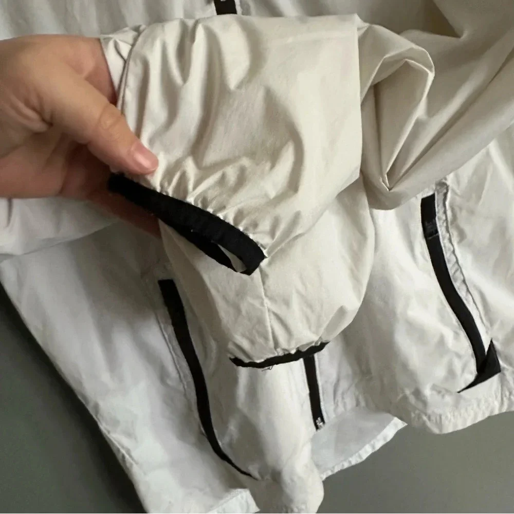 Hollister White windbreaker zip up. Small‎